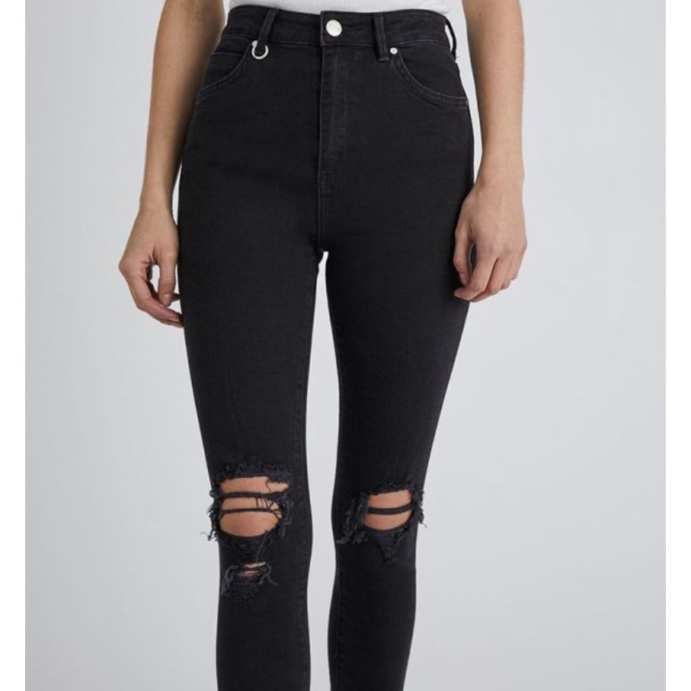 Neuw Marilyn high rise jeans size 29 busted knee